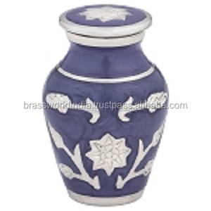 Recuerdo de mariposa grabado clásico, urna de cremación, suministros funerarios, BRASSWORLD, INDIA - Product Image 1