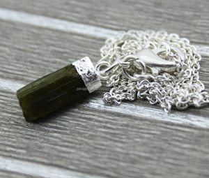 Pendentif en pierre de tourmaline brute brute de guérison naturelle avec chaîne collier plaqué argent collier de chaîne pendentif pierre de naissance d'octobre - Product Image 1