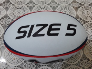 Ballon de rugby taille personnalisée 5 avec haute rétention d'air, vessie en caoutchouc PVC et latex, pour entraînement et matchs en extérieur, avec logo imprimé - Product Image 4