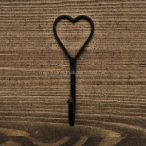Achetez en gros le meilleur crochet mural en forme de cœur forgé à la main, crochet décoratif en fonte noire - Product Image 2