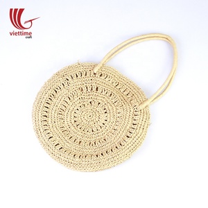 Bolsa de papel redonda hecha a mano con asas de pajita natural Bolso de mujer con cierre abierto de estilo vintage único - Product Image 1