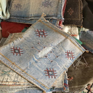 หมอนอิงผ้าไหมลายกระบองเพชรทอมือคุณภาพสูง - Product Image 1