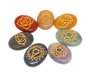 Seven Chakra Oval Grabado Reaiki Set Chakra Stone para protección Emf utilizada como Chakra Set para curación