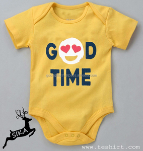 Body de Algodón Suave para Bebé Niño, Gris, Manga Corta, con Estampado de Esmoquin Negro y Lazo Rojo, Cierre a Presión - Product Image 2