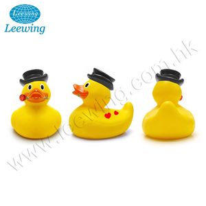 Canard en vinyle unique pour la Saint-Valentin avec une rose, cadeau de la Saint-Valentin pour les couples - Product Image 1