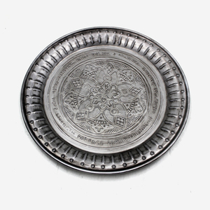 Platos Redondos Decorativos de Hierro Antiguo Plateado con Relieve - Product Image 1