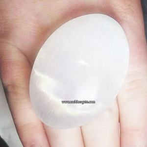 Selenite หินขนาดเท่านิ้วโป้งทำมือสไตล์ฮวงจุ้ยหินปาล์มทรงรีหินธรรมชาตินำโชคหัตถกรรมหินธรรมชาติ - Product Image 1