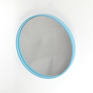 Miroir mural décoratif contemporain rond avec cadre en bois courbé bleu clair - Product Image 1