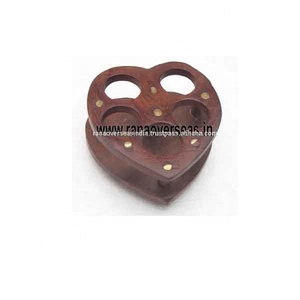 ที่วางลิปสติกทำด้วยมือทำจากไม้ทองเหลืองเรียงรายอยู่ในรูปของหัวใจสำหรับผู้หญิงและเด็กผู้หญิง - Product Image 1