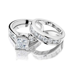 Juego de anillos de compromiso con diamantes de corte princesa de oro blanco con ajuste de puntas - Product Image 1