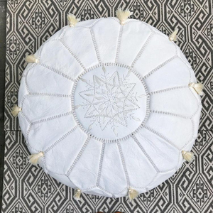 Primavera 30% REBAJA DE PRIMAVERA // Puf de cuero marroquí Borlas y pompones> para regalos para el hogar, regalos de boda, regalos, otomana, suma - Product Image 1