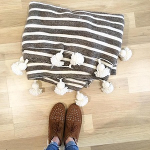 Couverture en coton doux marocain Pom Pom Serviette brodée tricotée tissée à la main Portable pour la maison, l'hôtel, le voyage et le pique-nique - Product Image 1