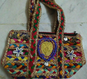 Kutch กระเป๋าปักลายสไตล์ชนเผ่าราชสถานสำหรับผู้หญิง - Product Image 1