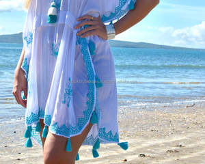 ชุดเดรสเสื้อปอนโชสีขาวสดใสสำหรับใส่ในวันหยุดแต่งพู่ประดับด้วยจีบริมชายหาด - Product Image 3