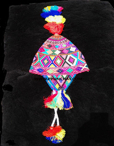 Sombrero de Aviador étnico Chullo largo de colores brillantes con orejeras tejidas a mano por Punchay Perú - Product Image 1