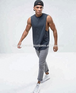 เสื้อกล้ามฟิตเนสสำหรับผู้ชาย,เสื้อกั๊กสายยาวพร้อมที่วางแขนและชายเสื้อโค้งสีเทาขนาดที่กำหนดเองและโลโก้ - Product Image 4