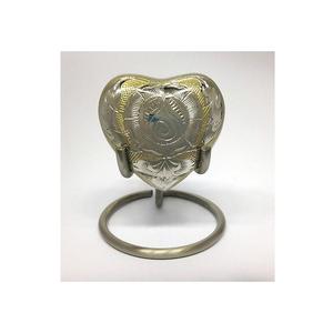 Urna de aluminio con forma de corazón de estilo europeo, acabado de Color dorado y diseño grabado en plata con soporte - Product Image 1