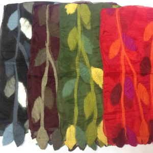 ผ้าพันคอทำมือจากขนแกะเมอริโน่ ผ่านกระบวนการฟอกแบบนึ่งในเนปาล ลายใบไม้ สไตล์เรียบง่าย - Product Image 1