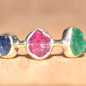 Trendiger Natur-Smaragd-Rubin Blausaphir Drei-Stein-Ring 925 Sterlingsilber Versprechering handgefertigter feiner Schmuck
