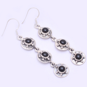 Pendientes Largos de Plata de Ley 925 con Ónice Negro Opaco, Pendientes Plateados Románticos y Modernos para Mujer. - Product Image 1