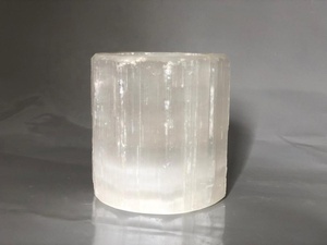 Portavelas de Selenita Blanca Natural con Superficie Suave para Decoración del Hogar y Ocasiones Navideñas - Product Image 1