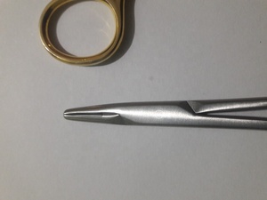 Portaagujas Quirúrgicos Manuales TC, Insertos de Carburo de Tungsteno Importados de Alta Calidad, Construcción de Acero Inoxidable, Mango Chapado en Oro - Product Image 3