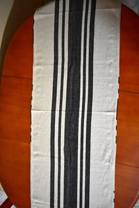 Chemin de table en coton et lin de couleur naturelle Technique tissée à rayures noires Décoration intérieure élégante - Product Image 3