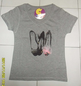 Precio barato venta al por mayor promocional 100% algodón liso cuello pico camiseta. - Product Image 1