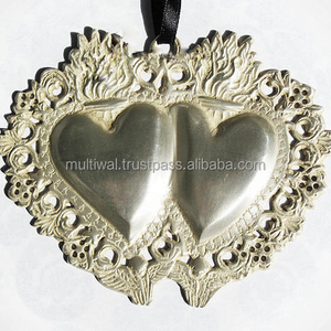 Corazón colgante de metal con diseño de corazón doble de color plateado para decoración católica y regalo - Product Image 1