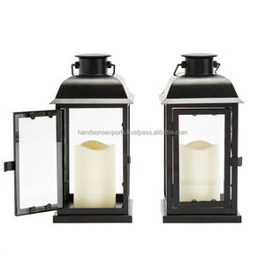 Les designs modernes de lanternes carrées peuvent accueillir des bougies, des lumières LED ou des ampoules électriques et créer une ambiance lumineuse chaleureuse, en métal et en verre. - Product Image 2