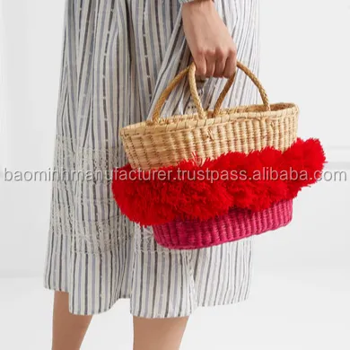 Bolso de paja tejido con pompón y asa corta