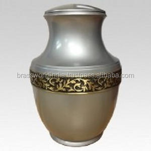 Urna funeraria de latón con grabado de Ángel de estilo americano de Brassworld India para cremación de adultos-Material de madera y metal - Product Image 2