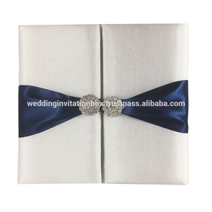 Invitación elegante de folio de tapa dura de seda blanca para bodas mejorada con un adorno de botón de cristal - Product Image 3