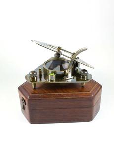 Calyron Boussole triangulaire en laiton vieilli Style vintage avec verre pour cadeau randonnée et camping Livré avec boîte en bois - Product Image 2