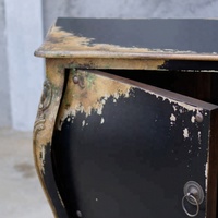 Commode ancienne européenne française en bois massif bombé – Meuble de rangement durable de style farmhouse pour salon, hôpital, école, salle de sport