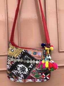 Bolso de Hombro Indio de Jaipur con Bordado de Espejo, Tela con Forro de Algodón y Diseño de Patchwork - Product Image 3