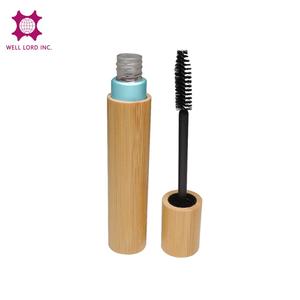 Mascara imperméable en bois cylindrique remplissant une bouteille en verre vide - Product Image 1