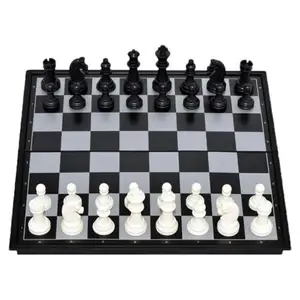 لعبة الشطرنج خشبية مع القضية