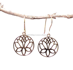 Boucles d'oreilles pendantes en laiton Lotus faites à la main de haute qualité pour femmes - Product Image 2