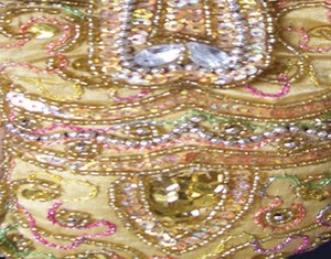 Pochette mobile en toile brodée en soie pour femme Accessoire d'occasion de mariage en toile élégante - Product Image 2