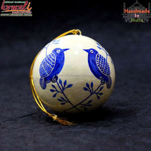 Adornos de pájaros pintados a mano con motivo de pájaro rojo, hechos en India, Cachemira, papel maché, decoraciones navideñas - Product Image 4