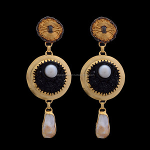 Pendientes de tuerca chapados en oro hechos a mano para mujer, piedra preciosa tallada con perla, accesorio de moda - Product Image 2