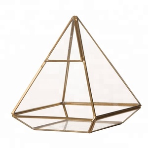 Terrario de vidrio indio con forma de pirámide, maceta hecha a mano de vidrio geométrico - Product Image 2