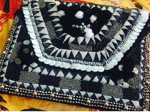 Pochette noire indienne faite à la main, style Banjara, ornée de pièces de monnaie, pompons et perles, avec fermeture éclair et doublure en toile à motif bonbon - Product Image 3