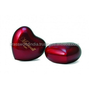 Recuerdo conmemorativo de amor rojo, urna de cremación de corazón, suministros funerarios, BRASSWORLD, INDIA - Product Image 1