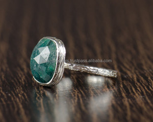Anillo de Plata de Ley 925 con gema de Esmeralda, hecho a mano con acabado martillado - Product Image 1