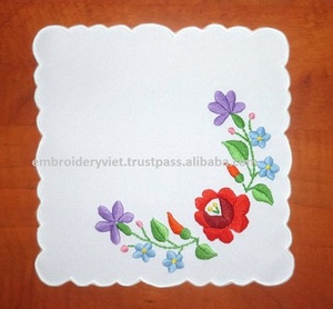 Broderie à la main sur un nappelette - Product Image 1