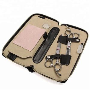 Ensemble de ciseaux de coiffeur professionnels en acier inoxydable avec peigne noir et logo personnalisé Kit de toilettage de 5 pièces - Product Image 3