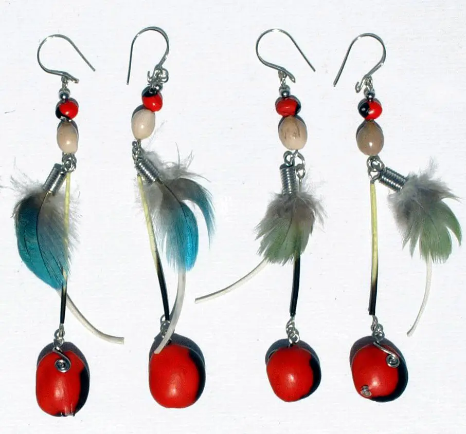 Pendientes de la pluma larga de color Natural de pavo real y Rojo Huayruro de cuentas hecho a mano con cuentas de joyería al por mayor