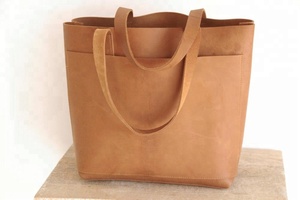Bolso Tote de Cuero Camel con Bolsillo Exterior Grande, Bolso Hecho a Mano AV-0012 - Product Image 4